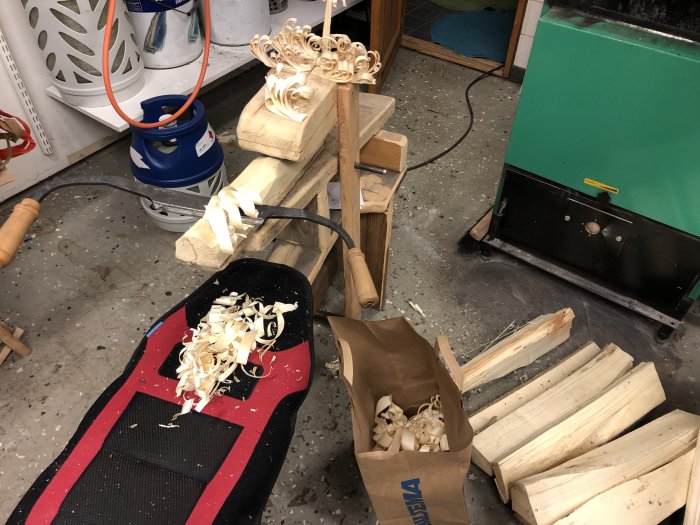 Handtillverkade tändkrusiduller i en verkstad med träspån, täjlpall och stearinbad.