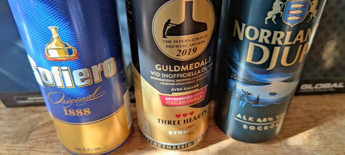 Tre ölburkar i närbild: Sofiero Original, Three Hearts Strong och Norrlands Djup.