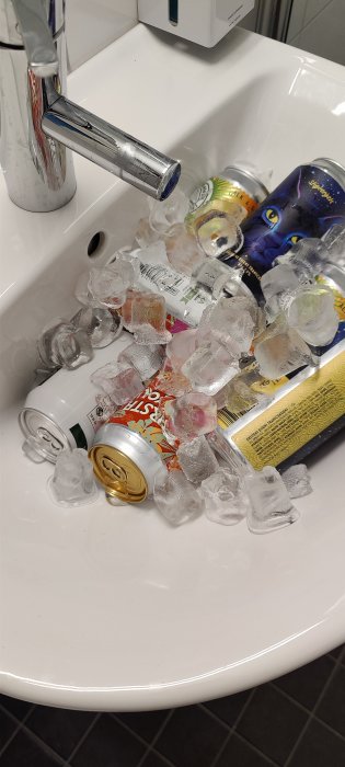 Ölburkar och isbitar som kyler i ett hotellrumshandfat som belöning efter ett lopp.