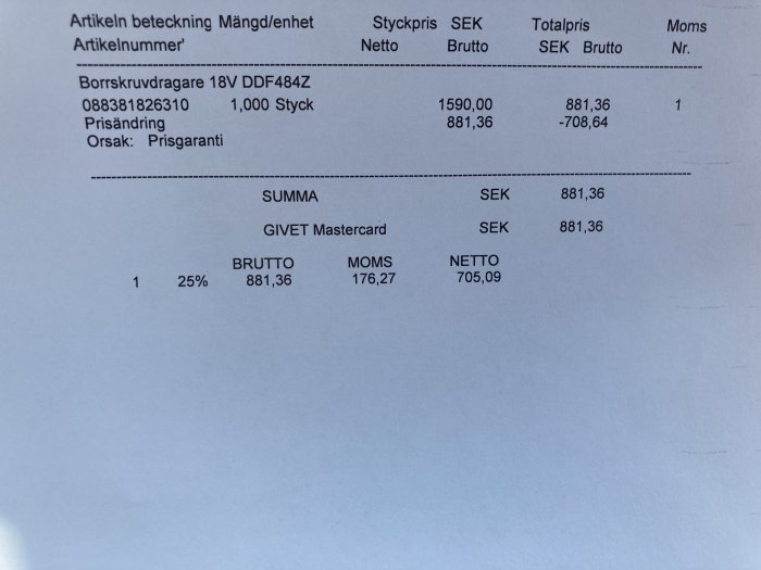 Kvitto på en borrskruvdragare med prissänkning och slutsumman på SEK 881,36.