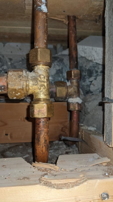 Äldre T-koppling i rörledning som behöver pluggas, med ett 15mm vertikalt rör som ska tas bort.