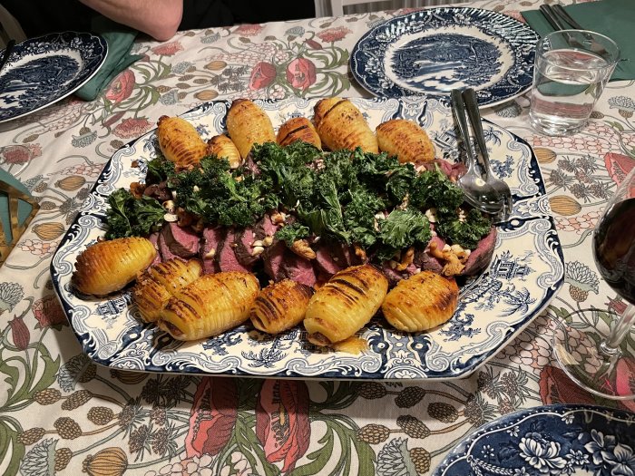 Hjortrygg serverad med hasselbackspotatis, grönkålschips, hasselnötter och rödvinssky.