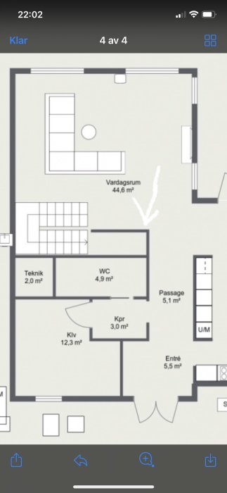 Ritning av husplan med pil som pekar mot starten av en trappa som inte möter någon vägg.