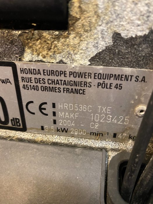 Typskylt på en Honda HRD536C gräsklippare som visar modellinformation och serienummer.