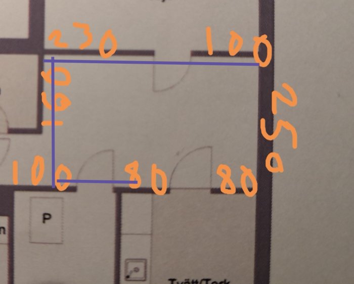 Ritning av källarhall med måttangivelser och garderober längs en vägg.