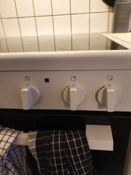 Spis från Electrolux med vreden framtill och en kökshandduk hängande intill.