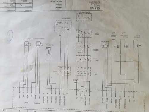 Schematisk ritning över elinstallation med flera anslutna komponenter och märkningar för kopplingar.