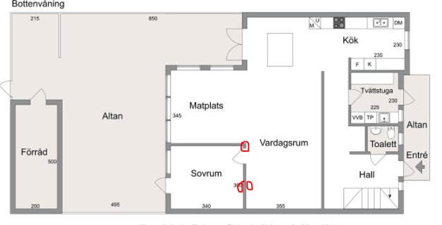 Ritning över bottenplan med tre markerade platser där det upptäckts lukt, i sovrum och vid vardagsrum.