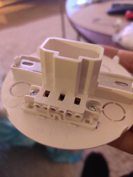 Närbild av en handhållen taksockel för DCL-anslutning utan synliga skruvar för kabelmontering.