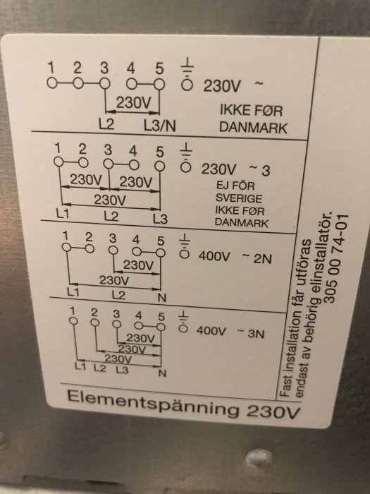 Etikett som illustrerar olika scheman för elektrisk koppling av spis med elementspänning på 230V.