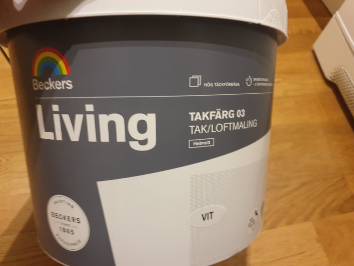 Hink med Beckers Living takfärg, helmatt vit, 9 liter, mot en inomhusmiljö.