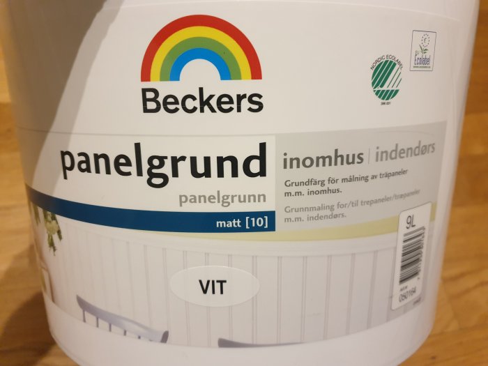 En hink med Becker panelgrund färg, 9 liter, för inomhusmålning av träpaneler.