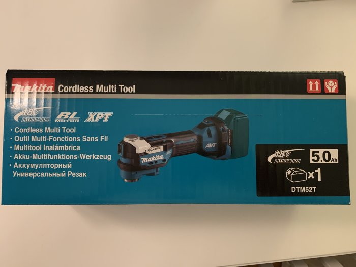 Förpackningen till en trådlös Makita-multiverktyg med 18V batteri.