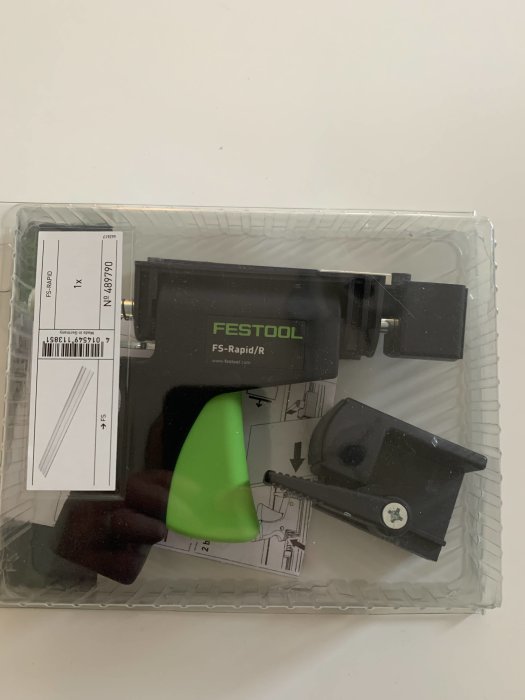 Festool FS-Rapid snabbfäste i förpackning med synligt märke och monteringsanvisning, omgivet av utrymme.