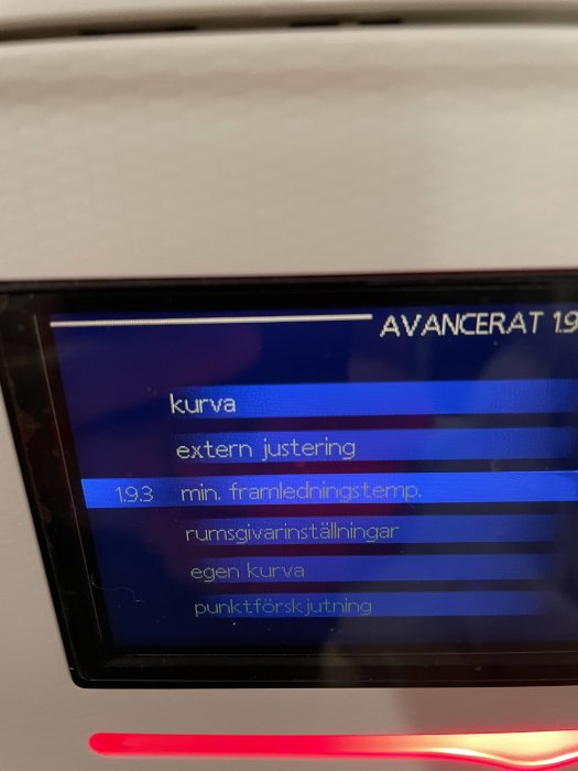 Menyn på en bergvärmepumps display med inställningar för kurva och temperaturjusteringar.