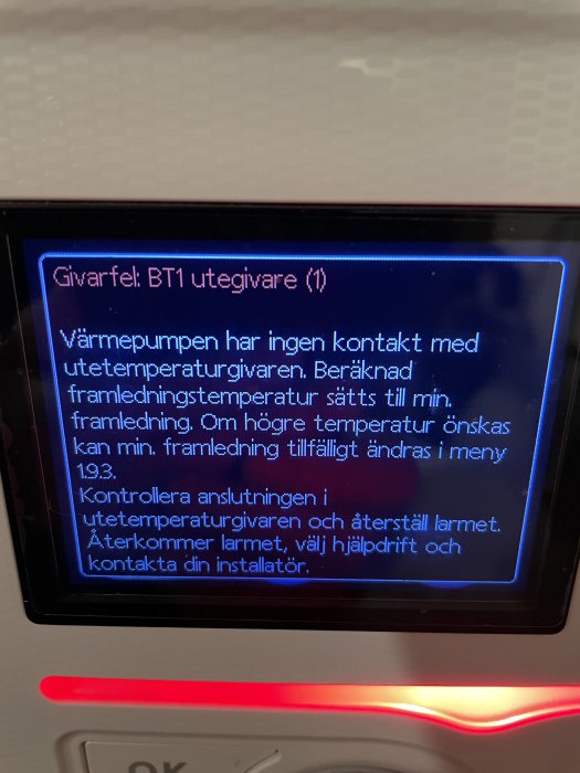 Display på bergvärmepump med felmeddelande om att kontakten med utetemperaturgivaren saknas och instruktioner för åtgärd.