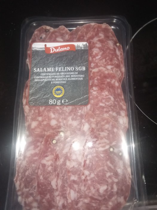 Förpackning med skivad salami av märket Dulano.