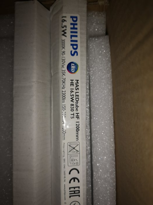 Oanvända LED-lysrör av märket Philips i förpackning med teknisk information synlig.