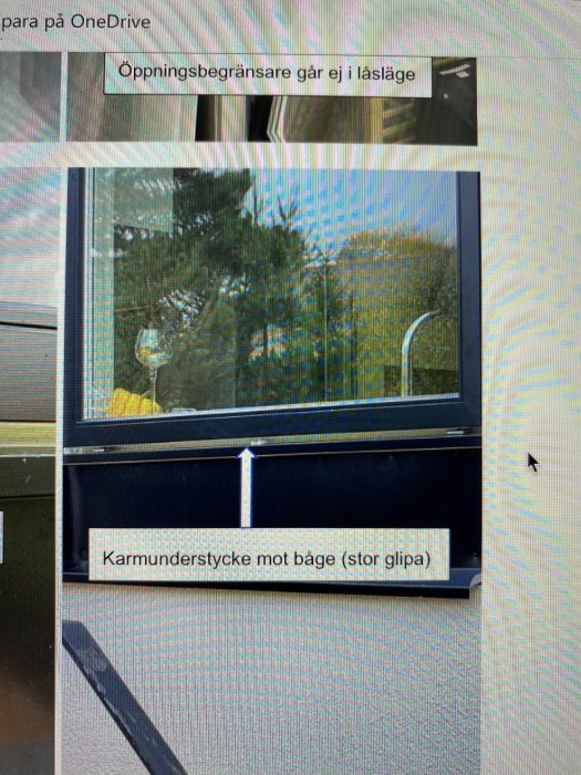 Datorbildskärm med bild av ett fönster och text som påpekar problem med öppningsbegränsare och karmunderstycke.