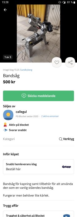 Använd bandsåg med tillbehör stående på ett kaklat golv framför gula gardiner.