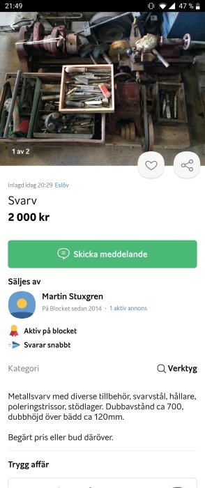 Metallsvarv och tillbehör på verkstadsbänk, inklusive svarvstål, hylsor och polertrissor.