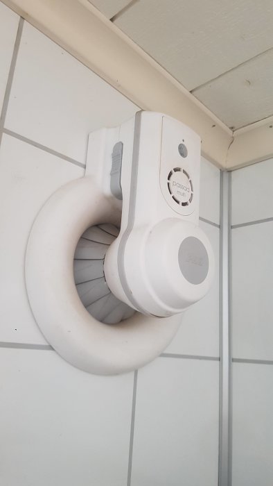 Vit badrumsventilation på kakelvägg, PAX fläkt, kondensfritt och rent.