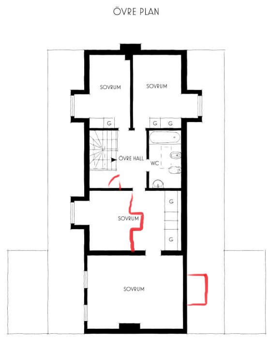 Övre plansritning av ett hus med sovrum och badrum, markerade ändringar i rött.