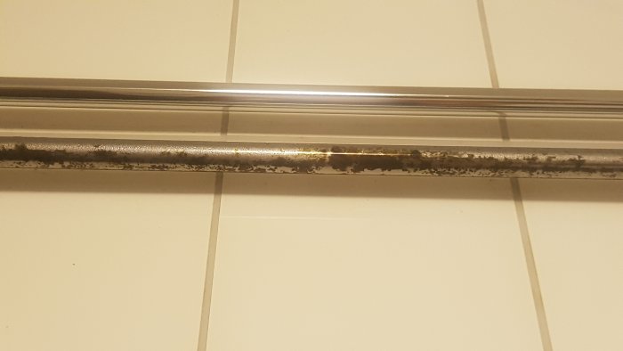 Svart missfärgning på kallvattenrör vid duschkabin, möjlig svavelreaktion och kondens.