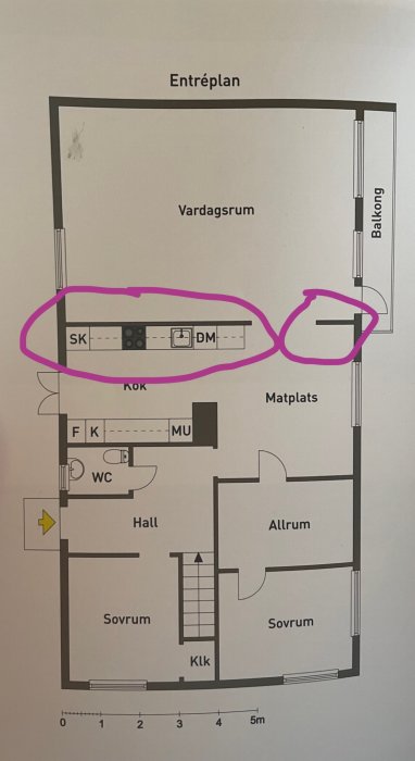 Ritning av husets entréplan med inringad vägg där ägaren planerar att skapa öppen planlösning.