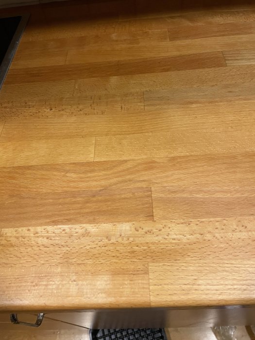 Trägolv behandlat med oxalsyra och lätt slipat, skillnader i nyans synliga.