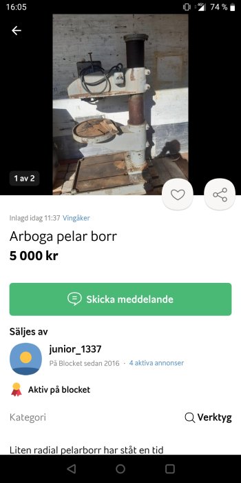 Begagnad Arboga pelarborr maskin för metallbearbetning står mot en vit vägg.