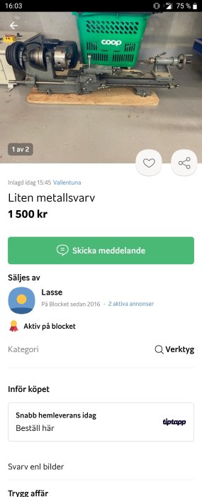 Begagnad liten metallsvärmaskin på träplatta med grönt plastkorg i bakgrunden.