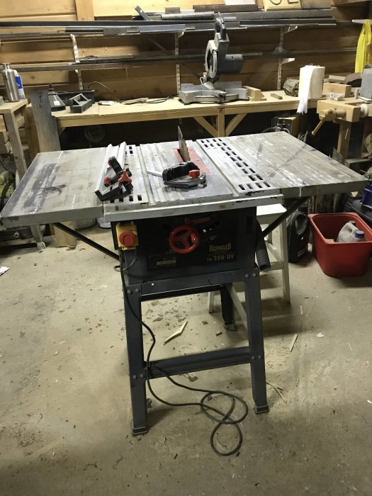 Begagnat Herkules TK 250 UV sågbord med rost och svetsmärken i ett verkstadsutrymme.