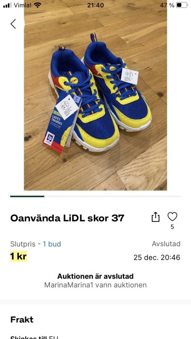 Oanvända blåa och gula träningsskor storlek 37 med prisetikett visande 149 kronor.