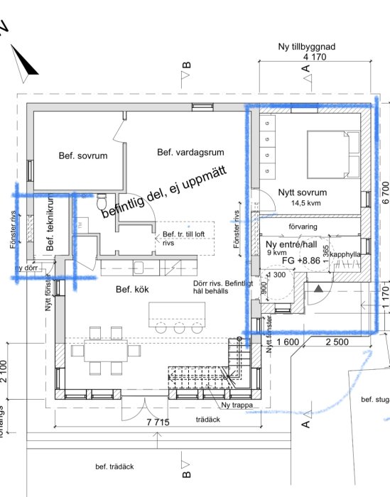 Ritning över en husplan med markerad väg för golvvärmeinstallation från teknikrum till tillbyggnad.