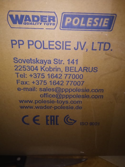 Kartong med logotyp och kontaktinformation till PP POLESIE JV, LTD., en leksakstillverkare från Belarus.