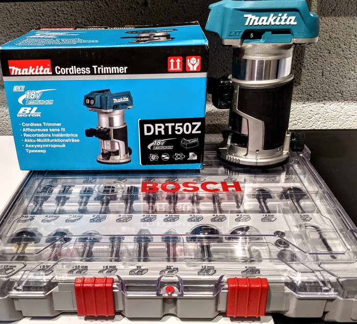 Makita trådlös trimmer i förpackning bredvid en Bosch borrset.