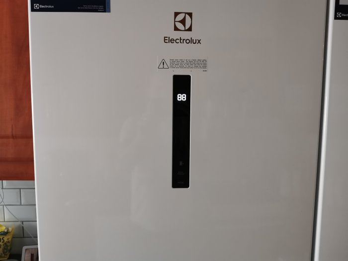 Electrolux frys med en display som visar siffrorna 88, i ett kök.