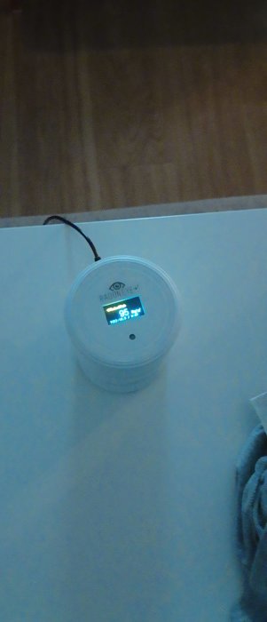 Radonmätare som visar ett värde på 95 Bq/m³ i en renoverad källare.