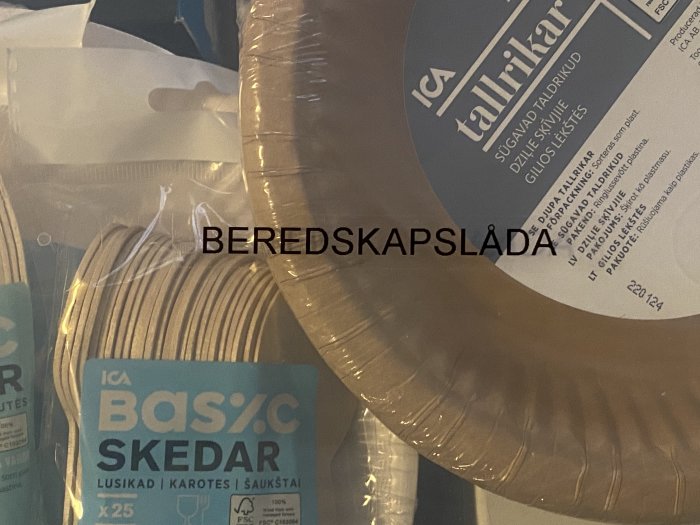 Förpackningar av träbestick och papperstallrikar med texten "BEREDSKAPSLÅDA".