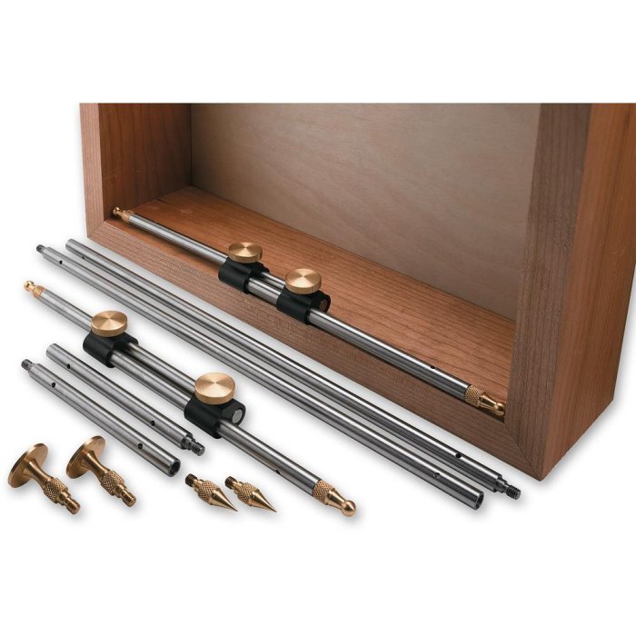 Metallstänger och beslag för möbelsnickeri i en trähylla.