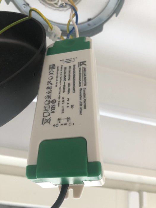 LED-drivmodul för taklampa kopplad till elledningar, redo för installation av dimmer.