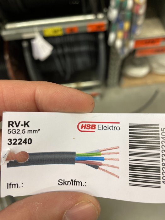 Närbild på etikett för RV-K 5G2,5 mm² kabel från HSB Elektro med färgkodade ledare synliga.