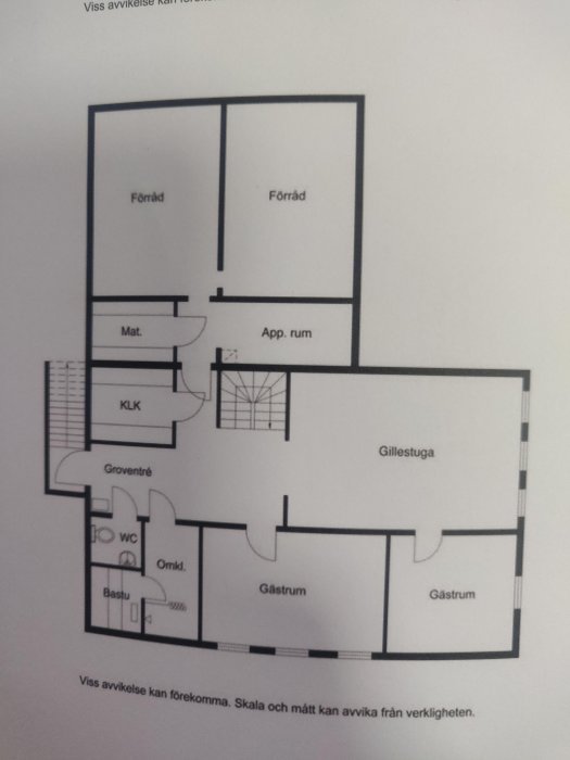 Ritning av källarplan med markerade utrymmen: förråd, gästrum, bastu, WC och gemensamma ytor.