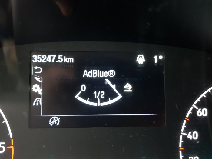 Fordonsinstrumentpanel som visar AdBlue-nivå nära tomt och en temperatur på 1 grad celsius.