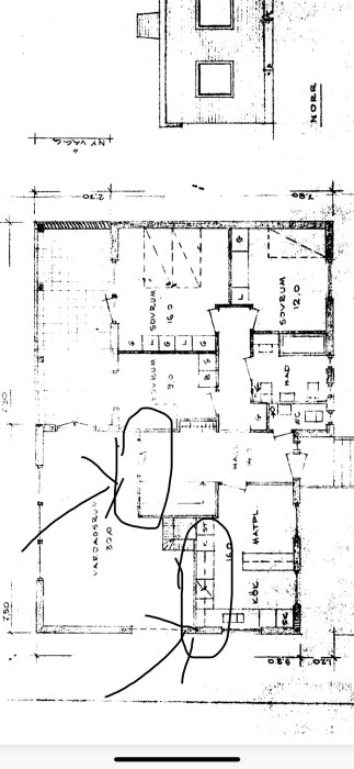 Svartvit planritning av ett suterränghus med två inringade väggar markerade för rivning.