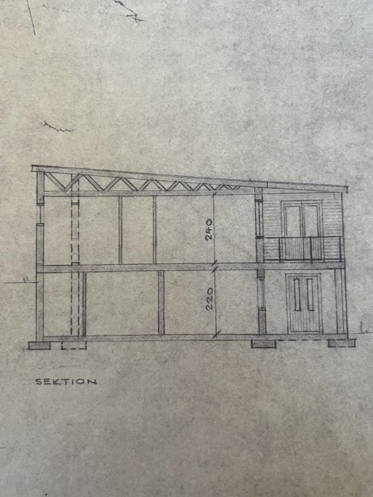 Sektionsritning av ett hus med måttangivelser och markerade väggar för planerad rivning.