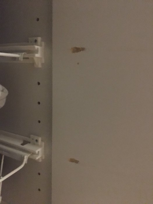 Garderobsdörr med slitage och nednötta märken orsakade av lådor.