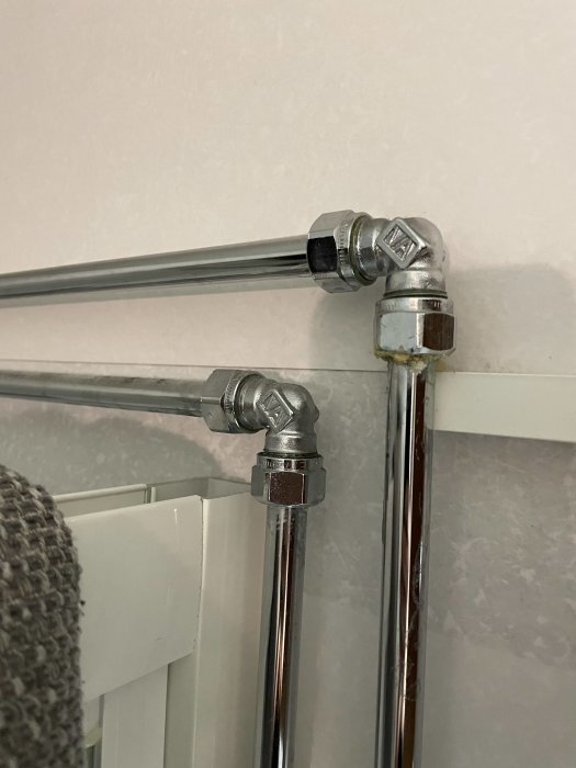 Vattenrör med anslutningar nära en vägg, möjligen behov av vinklad T-koppling.