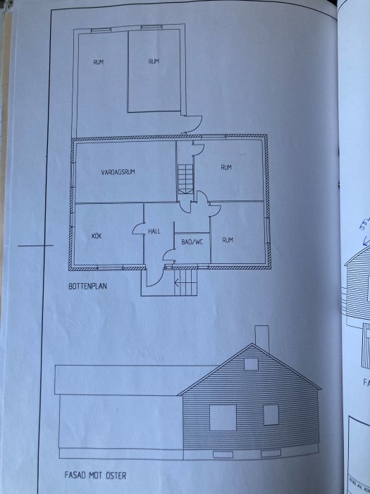 Ritning med bottenvåningsplan och fasadvy mot öster för hus med utbyggnad.